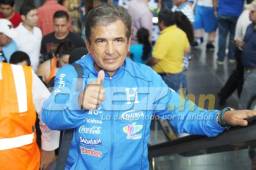 El entrenador de la Selección de Honduras, Jorge Luis Pinto, viajó muy sonriente a San José, Costa Rica para encarar el partido eliminatorio. Foto Juan Salgado