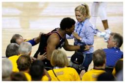 El jugador de los Raptors de Toronto Kyle Lowry mostró su malestar por lo hecho de parte de Mark Stevens.