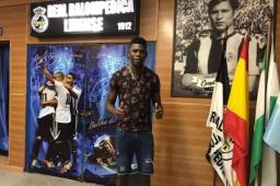 Bryan Barrios posando junto a la entrada del Real Balompédica en su llegada a España.