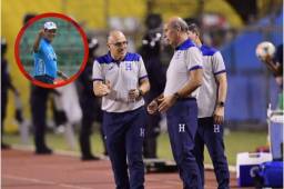 El DT Fabián Coito junto a Miguel Falero durante el encuentro ante Martinica en San Pedro Sula.