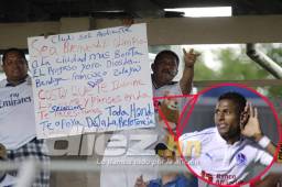 Este aficionado progreseño mostró el cartel donde le mandaba el contundente mensaje a Carlo Costly para que recapacite y regrese a la Selección Nacional.