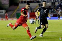 El delantero de Panamá, Gabriel Torres, se quita la marca del mexicano Héctor Moreno durante el partido de la Nations League. Foto cortesía