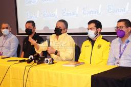 Elías Burbara, presidente del Real España, en conferencia acompañado de Javier Delgado, Mateo Emilio Yibrín, Carlos Flores Hugo y Christian Amaya de Tengo. Foto Amilcar Izaguirre