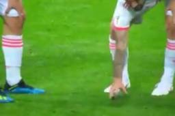 Momentos en que Isco tomaba el pajarito con sus manos.