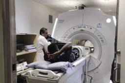 El delantero de la Selección de Honduras, Romell Quioto, cuando era sometido a una resonancia magnética este miércoles. Foto cortesía