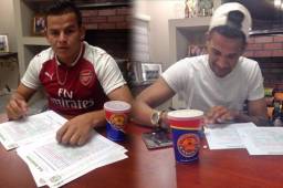 Kevin Espinoza, con la camiseta del Arsenal de Inglaterra, firmando su contrato con Marathón; Yaudel Lahera también renovó.