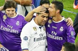 Dolores Aveiro, madre de Cristiano, junto al jugador y a Hugo, su hermano.