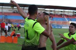 Alex Corrales celebró con todo el gol del empate ante el Vida.