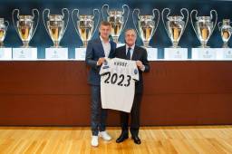 Kroos junto al presidente del Real Madrid, Florentino Pérez, tras renovar con el club.