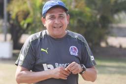 El entrenador del Olimpia, Nahún Espinoza, atendiendo a los medios de comunicación tras el entrenamiento antes de medirse al Motagua. Foto Juan Salgado