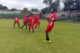 Con 10 jugadores, Panamá realizó su primer entreno en San Salvador de cara al juego contra Honduras el viernes en el estadio Olímpico por el inicio del hexagonal. Foto @fepafut