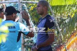 Eddie Hernández hablando con Ninrod Medina, asistente técnico de los azules, a quien le comunicó que no seguirá en el club.