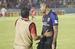El entrenador del Olimpia Pedro Troglio conversando con Eddie Hernández quien fue expulsado en el juego frente al Vida este sábado en La Ceiba. Fotos Edgar Witty