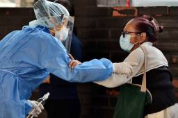 Los médicos son los que están en primera línea en la lucha por el coronavirus que en Honduras ya cobró la vida de 14 personas en dos semanas. Fotos AFP