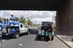 El futbolista de Motagua, Marlon Licona, junto a su hijo repartiendo víveres a la Policía Nacional de Honduras en las calles de Tegucigalpa.