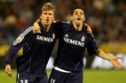 Cicinho celebrando un tanto al lado del inglés David Beckham durante su etapa por el Real Madrid.