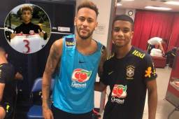 Jared Juleau entrenó con la Selección de Brasil y se tomó fotografías con los jugadores.