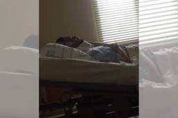 Imagen de Marcelo Canales en la camilla de un centro médico de El Progreso en donde está hospitalizado tras sufrir el accidente en su vehículo.