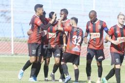 Los jugadores del Lone FC celebran uno de los goles que marcaron este miércoles en el triunfo sobre el Villanueva FC en San Pedro Sula. Fotos Neptalí Romero