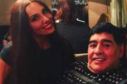 Yekaterina Nadólskaya junto a Maradona en Rusia.