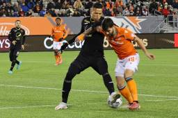El defensor del Motagua, Carlos Meléndez, marca al tico Joshua Navarro quien marcó uno de los dos goles del partido jugado en Canadá.