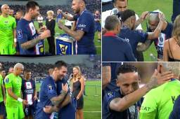 Neymar entregando las medallas de campeón a sus compañeros del PSG.