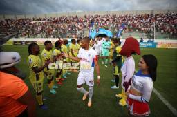 El pasillo que le hizo el Génesis al campeón Olimpia. Foto Diez: Andro Rodríguez