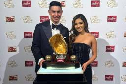 Mauricio Dubón junto a su esposa y con el Guante de Oro obtenido como mejor Utility player de la Liga Americana en las Grandes Ligas.