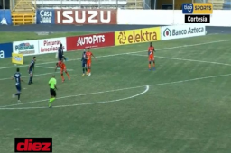 Wesly Decas y Jairo Róchez tuvieron un duelo en el área y el árbitro Óscar Moncada no dudó en pital la falta penal, situación polémica.