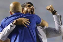 El uruguayo Sebastián 'El Loco' Abreu ganó su primer título como entrenador dirigiendo al Santa Tecla de El Salvador. Foto cortesía diario El Gráfico