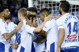 Acosta celebra con sus compañeros el único gol del partido que les dio el triunfo.