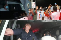 Aficionados del Olimpia aprovecharon la salida de Diego Vázquez y se burlaron por perder la final de la liguilla. El timonel azul reclamó a la Policía.