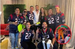 Héctor Herrera posando junto a su esposa y el grupo musical. Foto: Instagram de Héctor Herrera.