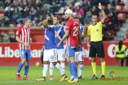 Bryan Acosta al momento de recibir la segunda amarilla. El jugador dejó al Tenerife con 10 hombres los últimos 14 minutos de partido. Foto Liga123