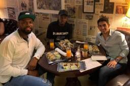 Jorge Benguché, Jonathan Rubio y Alberth Elis cenando juntos en un restaurante en Portugal.