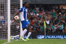 El capitán de Honduras, Maynor Figueroa, se lamenta después de la paliza que recibió la Bicolor en el estadio Azteca. Foto Imago7