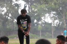 MOMENTO. Elías García dirigiendo a su equipo de la Liga Intermedia en La Ceiba.