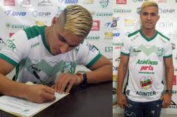 Gerson Rodas firmando su contrato con el Platense. El volante es la séptima alta del Tiburón para el Apertura.
