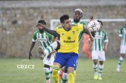 El Betis derrotó al Cádiz en el primer partido de pretemporada del cuadro amarillo que este sábado no contó con el hondureño Choco Lozano. Foto cortesía