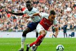 Dávinson Sánchez le cometió un penal a Aubameyang, quien a la postre erró el lanzamiento.