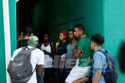 Los jugadores de Marathon reunidos con Rolando Peña.