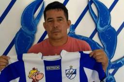 López posando con la playera de la institución ceibeña.