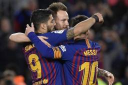 Suárez es felicitado por Rakitic y Messi tras su anotación frente al Rayo.