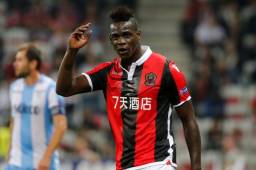 Mario Balotelli llegó en su lujoso carro a reunirse con el presidente.