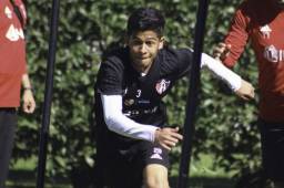 El mediocampista hondureño Cristian Cálix se entrena a fondo con el Atlas donde ha sido inscrito en el primer equipo. Fotos cortesía Club Atlas