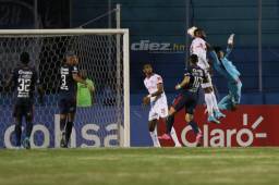 Marlon Licona se eleva sobre el esférico junto a Yustin Arboleda. Foto: David Romero.