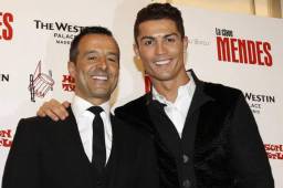 Jorge Mendes junto a Cristiano Ronaldo en un evento.