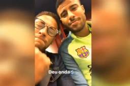 Neymar y Rafinha cantando 'Deu onda' antes del encuntro ante el Athletic de Bilbao.