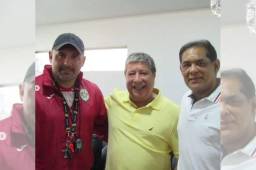 Hernán Gómez junto a Martín García y Rolin Peña en su visita por Marathón.