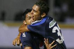 Emilio Izaguirre celebró su gol aparte con Jorge Claros y después se les unió Víctor Bernárdez. FOTO: DIEZ.HN